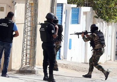 أعلنت الداخلية التونسية الأربعاء قتل عنصرين إرهابيين مسلحين والقبض على 16 عنصرا آخرين في منطقة المنيهلة قرب العاصمة تونس، وهي ذات المنطقة التي ينحدر منها منفذ الهجوم على حافلة للأمن الرئاسي في نوفمبر/تشرين الثاني.